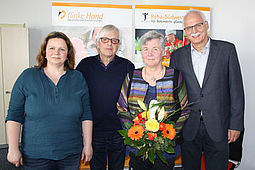 Vier Personen mit Blumenstrauß. Von links: Anja Escher, neue Leitung flinke Hand, Josef Held Geschäftsführer IL-KA, Gudrun Jung, bisherige Leitung flinke Hand, Peter Hafner, Geschäftsführer Reha-Südwest gGmbH