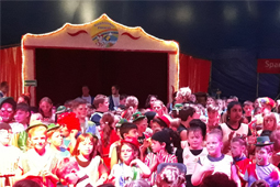 Viele Kinder in einer Zirkus-Manege.