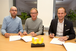 Die Geschäftsführer Ron Geyer und Thomas Buchholz unterschrieben zusammen mit Oberbürgermeister Dr. Christoph Grimmer den Mietvertrag.