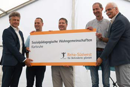 Präsentieren das neue Schild: Oberbürgermeister Frank Mentrup, Friedemann Lindmayer, Philipp Deininger, Martin Schmitt und Reha-Südwest-Geschäftsführer Peter Hafner.