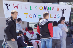 Eine Gruppe Schüler steht vor einem Plakat.