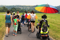 Eine Gruppe wandert in einer hügligen Landschaft.