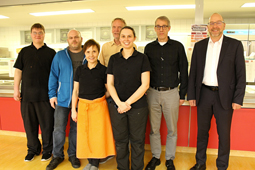 Gruppenbild mit 7 Personen. Mitarbeitende und Führungskräfte