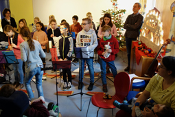 Grundschüler der Johann-Peter-Hebel-Schule Schöllbronn bei der Aufführung in den Sozialpädagogischen Wohngemeinschaften Karlsruhe.
