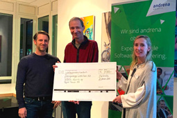 Mitarbeiter der Firma Andrena Objects überreichen Martin Schmitt einen symbolischen Scheck im Wert von 1300 Euro.