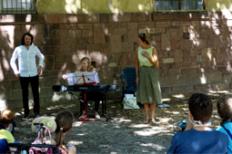 Drei Musiker musizieren im Freien für Bewohner der wohngemeinschaften Karlsruhe