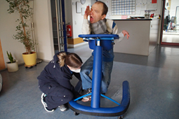 Eine Auszubildende der Heilerziehungspflege unterstützt einen jungen Mann in den Wohngemeinschaften Bruchsal.