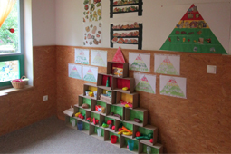 Eine selbstgebastelte Ernährungspyramide in der Pferdegruppe des katholischen Kindergartens informierte über den Themenbaustein „Ernährung“