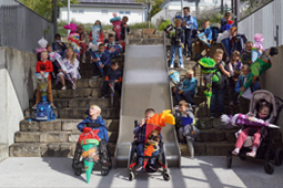 Gruppenbild auf einer Treppe mit den Erstklässlern der Konrad-Biesalski-Schule