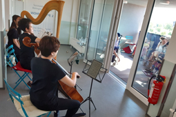 Junge Musikerinnen aus Taiwan und China musizieren für Bewohner und Bewohnerinnen der Sozialpädagogischen Wohngemeinschaften Karlsruhe.