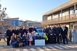Leiter und Schüler der Hochschule für Polizei Baden-Württemberg mit Leitung und Kindern der Kita Merlin in Bruchsal.