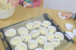 Muffins auf einem Blech, von Kindern der Kita Tivoli und Kinderkrippe Krisu gebacken.