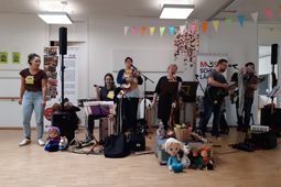 Sechs Musiker von "Musik schenkt Lächeln e.V." bei ihrem Auftritt in den Sozialpädagogischen Wohngemeinschaften Karlsruhe.
