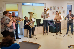 Sechs Musiker des Musikverein Hatzenbühl mit ihren Instrumenten.