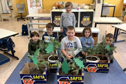 Die Kinder der Außenklasse Blaufelden gingen im Unterricht auf Wald-Entdeckungsreise und durften als Belohnung einen kleinen Tannenbaum mit nach Hause nehmen.