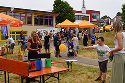 Spiel und Spaß auf dem Außengeländer der Konrad-Biesalski-Schule beim Sommerfest und Tag der offenen Tür.