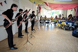 Das Iberian Fagott Quartett musiziert vor einem Publikum der Sozialpädagogischen Wohngemeinschaften in Karlsruhe.