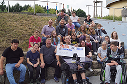 Das diesjährige Benefizkonzert „Guck a Gugg“ brachte 1.000 Euro für Viva con Agua ein. Auf dem Gruppenfoto im Freien wird ein Spendenscheck in die Kamera gehalten.