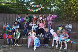 Erstklässlerinnen und Erstklässler der Konrad-Biesalski-Schule und Grundschule in Wört mit Schulranzen und Schultüten.