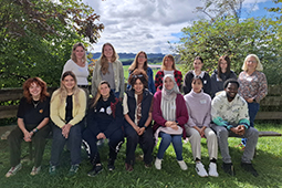 Eine Gruppe von Auszubildenden mit Ausbildungsbegleitern