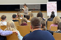 Autorin Dagmar Petrick bei ihrer Lesung an der Andreas-Fröhlich-Schule am Frederick-Tag.