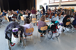 Sechs Kinder der Sozialpädagogischen Wohngemeinschaften Karlsruhe nehmen an einer Generalprobe der Jungen Philharmonie Karlsruhe teil.