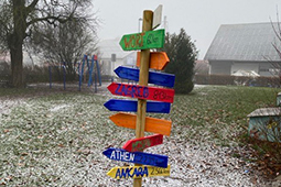 Ein selbstgemachter Wegweiser schmückt den Schulhof der Grundschule in Blaufelden und lädt zum Entdecken ein.