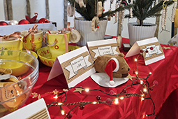 Verkaufsstand auf dem Weihnachtsmarkt der KBS.