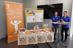Julia Pradel und Isabel Steiert am Stand der Reha-Südwest in der Anne-Frank-Schule in Rastatt.