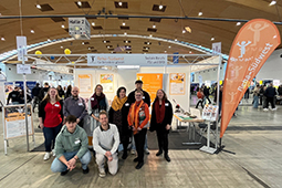 Stand der Reha-Südwest mit Standbesetzung auf der Messe Einstieg Beruf in Rheinstetten.