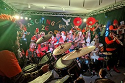 Gemeinsamer Auftritt der "Rotachgugga“ mit der KBS Internatsband.