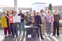 Die Eggenroter Hausfrauen bei der persönlichen Spendenübergabe an der Konrad-Biesalski-Schule in Wört.