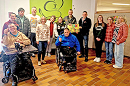 Die Organisation „Hope for Africa“ erhält den Erlös des Guggenkonzerts an der Konrad-Biesalski-Schule. Das Bild wurde bei der Spendenübergabe gemacht.