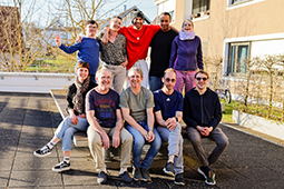 Gruppenfoto mit Bewohnenden und Mitarbeitenden der Wohngemeinschaft Dornstadt.