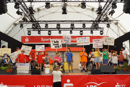 Schüler und Schülerinnen mit und ohne Behinderung führen gemeinsam das Musical „Bunte Bande“ auf.