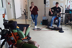 Pascal Sänger und Jasmin Rose von "Gentle Movement" beim Auftritt in der Wohngruppe 1 der Sozialpädagogischen Wohngemeinschaften Karlsruhe.