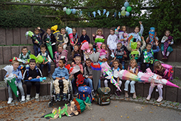 Erstklässler und Erstklässlerinnen der Konrad-Biesalski-Schule und Grundschule in Wört feiern Einschulung. Klassenfoto der Kinder im Freien mit Schulranzen und Schultüten.