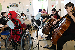 Zwei Cellistinnen von Live Music Now musizieren für Kinder der Sozialpädagogischen Wohngemeinschaften.