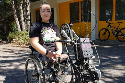 Adina Samybek Kyzy auf ihrem Fahrrad vor dem Schulkindergarten Offenburg.