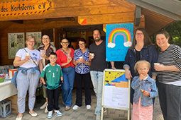 Besucher der Ausstellung "Kunst im Wald" vor dem Max-Jäger-Haus der Freunde des Karlsterns e. V.